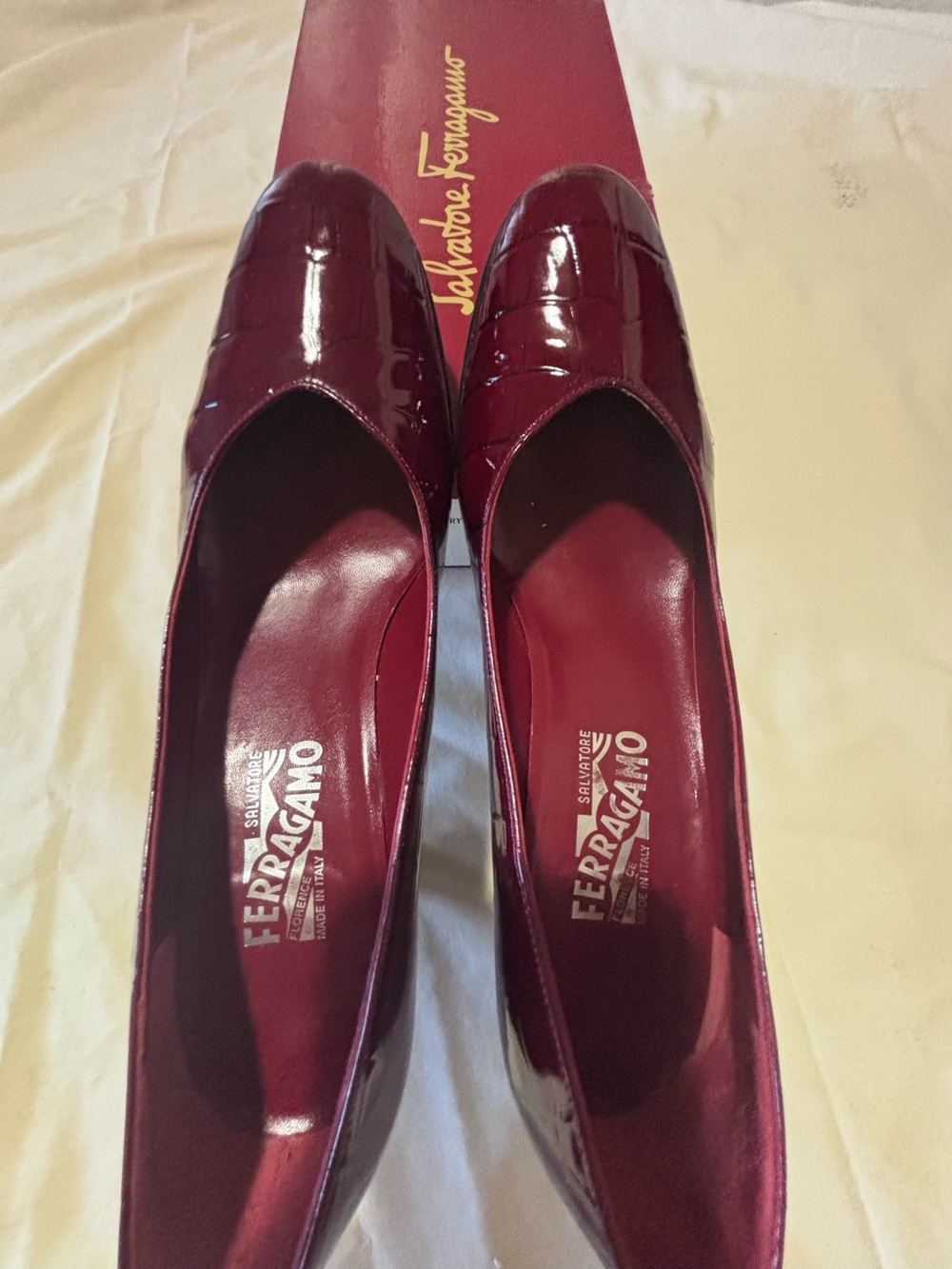 Salvatore Ferragamo GUAM Cherry Patentcalf 8 1/2 B - Picture 2 of 9